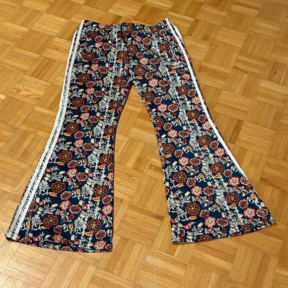 adidas Originals Pants - Adidas.  Women pants
